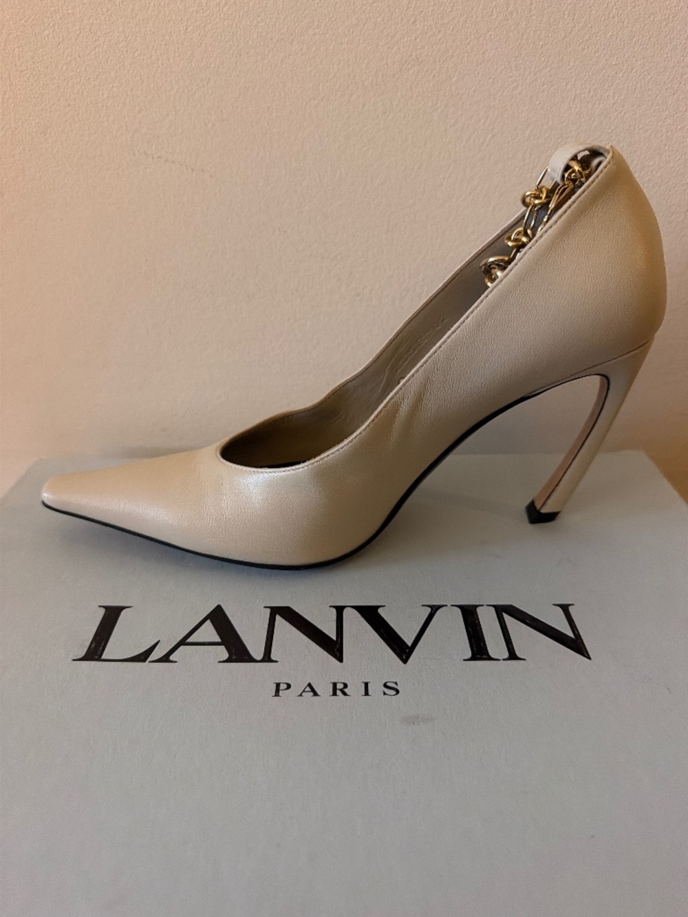 NWT Lanvin White Leather Heels with Removable Chain